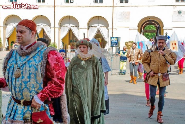 Immagine Si narra che nel 1445 Pietro Barbo, Vescovo di Cervia , al suo ritorno da Venezia, fosse sorpreso da una terribile tempesta in mare. La storia racconta come il Vescovo con la preghiera, la benedizione delle acque e il pegno dell’anello pastorale riuscisse a placare le tempesta e a portare in salvo se stesso e l’equipaggio. Il Vescovo allora promise che ogni anno nel giorno dell’Ascensione avrebbe celebrato questo evento con una cerimonia solenne.
Da allora lo “Sposalizio del Mare” si ripete tutti gli anni e porta con sé questo alone di leggenda.