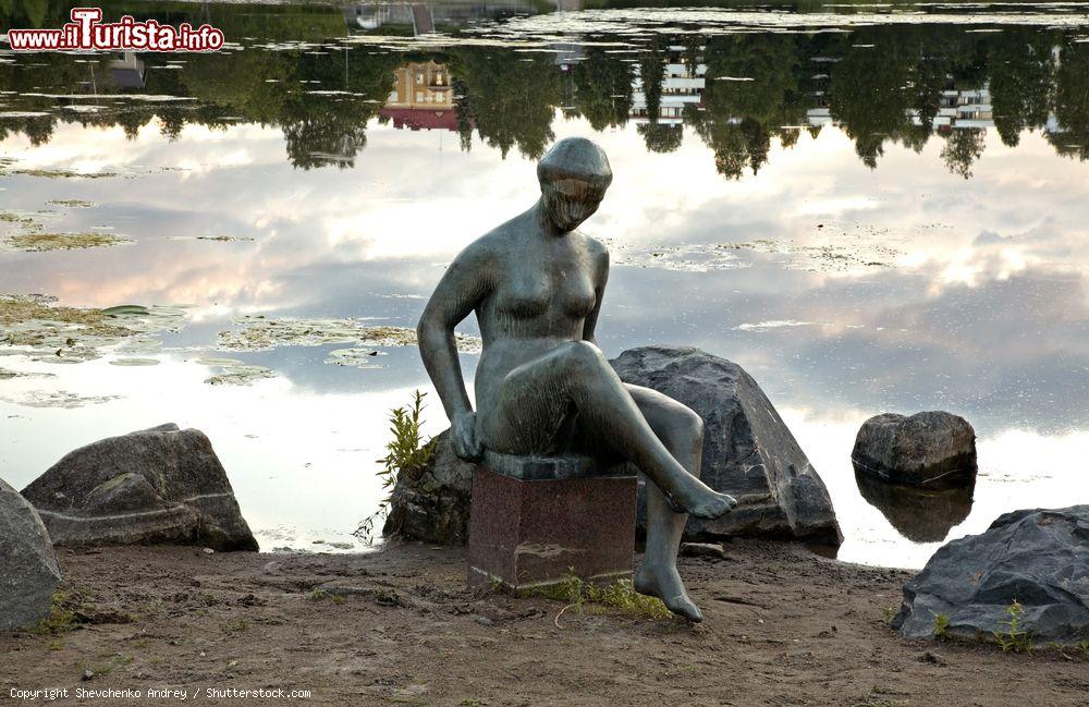Immagine Spring, la scultura in bronzo sulle sponde del lago Kallavesi a Kuopio, Finlandia - © Shevchenko Andrey / Shutterstock.com