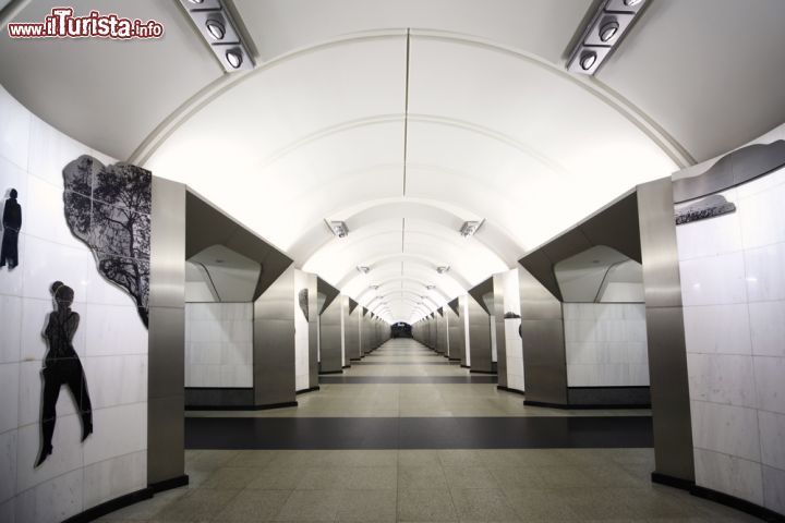 Immagine Atrio della Sretenskiy bulvar di Mosca, Russia - L'interno di un'altra delle stazioni metro più frequentate di Mosca © Pavel L Photo and Video / Shutterstock.com