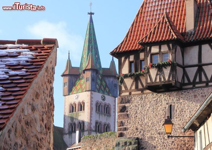 Immagine La sagoma della splendida torre della chiesa di Saint-Georges si staglia tra i tetti del borgo di Châtenois, non distante da Kaysersberg, in Francia - foto © LENS-68 / Shutterstock.com