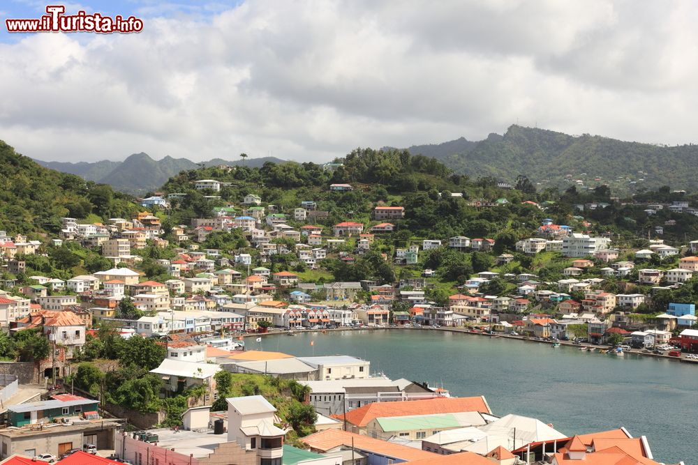 Immagine St. George's con il suo porto, Grenada, America Centrale. Una passeggiata lungo la strada che costeggia il molo fa ben capire l'importanza che ha, e che ha sempre avuto, il mare per la popolazione locale.