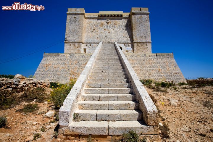 Immagine Torre di Santa Maria a Comino, Malta - Costruito dal gran maestro Alof de Wignacourt nel 1618, questo edificio che si trova nella parte sud est dell'isola, venne innalzato assieme ad altre torri come strategico punto di osservazione in caso di invasioni da parte di popolazioni nemiche. Wignacourt finanziò personalmente i lavori di costruzione scegliendo come sito più idoneo questo luogo a 80 metri sul livello del mare. La torre ha pareti spesse circa 6 metri ed è circondata da un muro di pietrame sciolto © Tyler Olson / Shutterstock.com