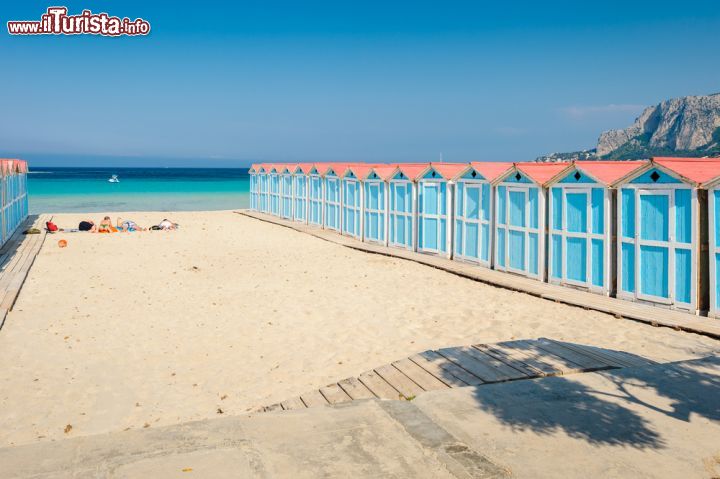 Immagine I colorati stabilimenti balneari adella spiaggia di Mondello in Sicilia - © EugeniaSt / Shutterstock.com