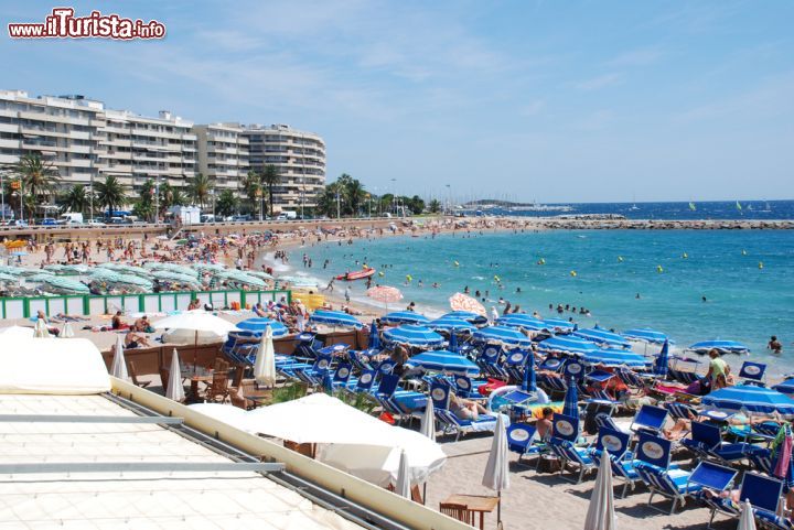 Immagine Stabilimenti balneari a Saint Raphael, Francia. Una delle oltre trenta spiagge della costa di Saint Raphael: si estendono per oltre 36 chilometri e sono in parte sabbiose e in parte di sassi  - © Daniel Leppens / Shutterstock.com