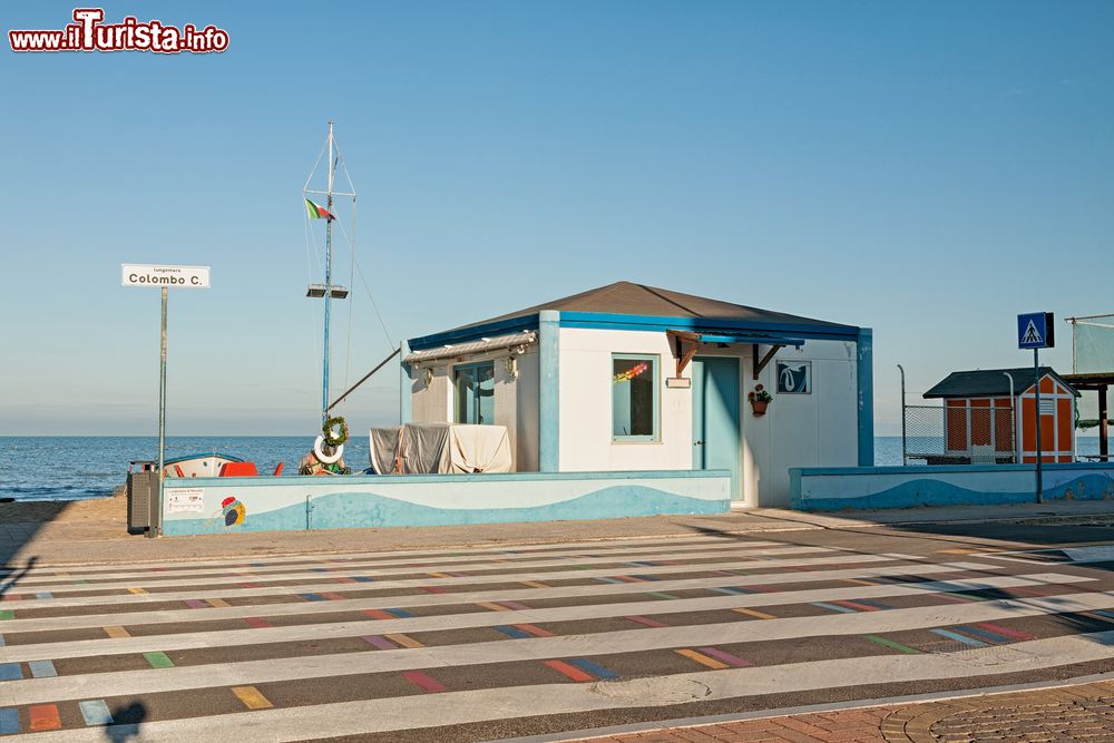 Immagine Stabilimento balneare sul lungomare di Marotta, Marche.