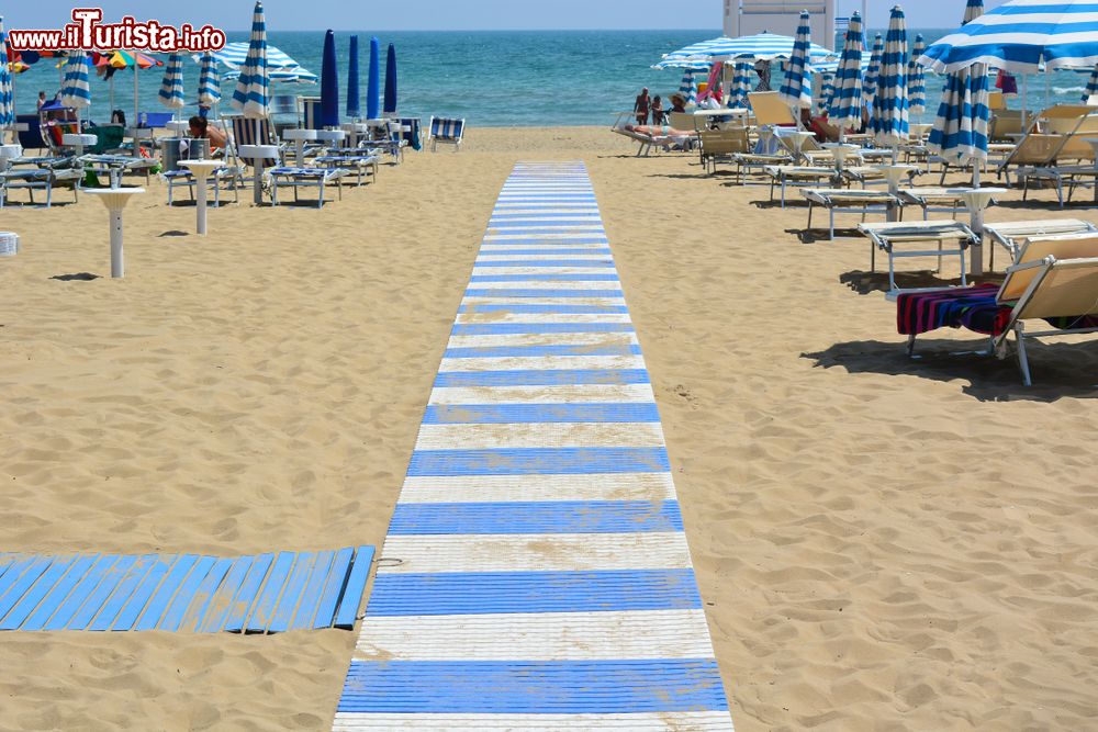 Immagine Stabilimento balneare sul mare di Albinia in Toscana.