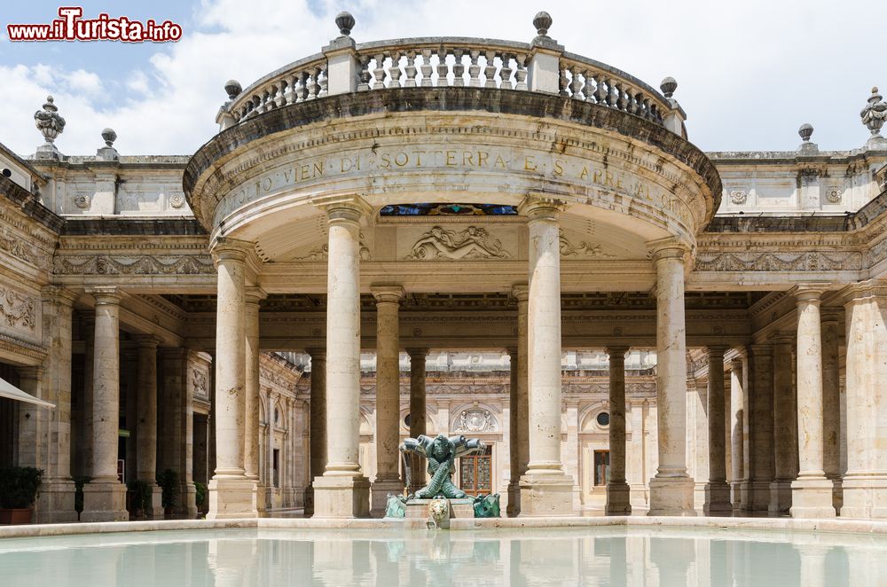 Immagine Stabilimento per i bagni termali al Tettuccio, Montecatini Terme, Pistoia, Italia. A progettare l'edificio è stato l'architetto Gaspero Maria Paoletti fra il 1779 e il 1781, successivamente ristrutturato a partire dal 1912 dal fiorentino Ugo Giovannozzi.