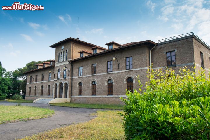 Immagine Lo stabilimento Solvay nel comune di Rosignano Marittimo, in Toscana. La fabbrica fu fondata negli anni Dieci del Novecento.