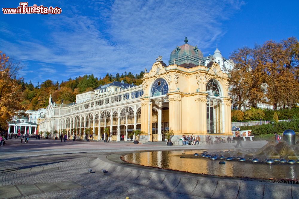 Immagine Stabilimento termale di Karlovy Vary fotografato in autunno. Siamo in Repubblica Ceca