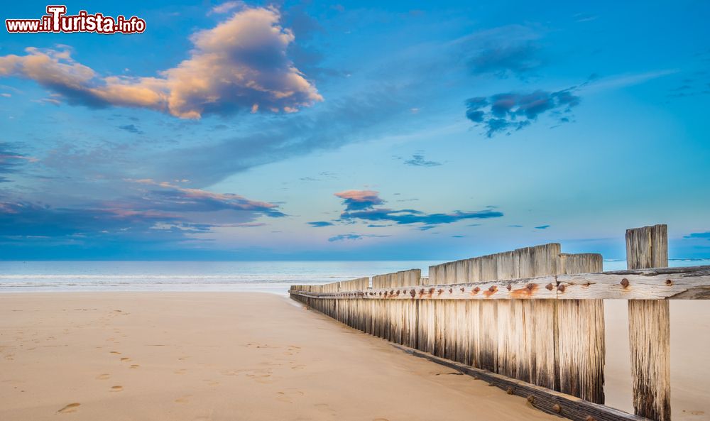 Immagine Una staccionata in legno fotografata al tramonto in una spiaggia deserta, Torquay, Australia.