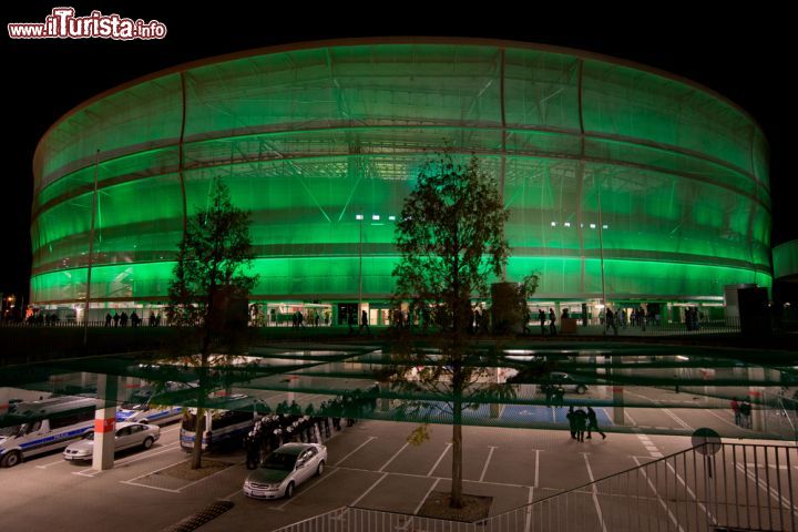 Immagine Stadio di calcio a Wroclaw, Polonia - Lo stadio di Breslavia prima del match della Polish Premier League fra WKS Slask Wroclaw e KGHM Zaglebie Lubin. Costruito in vista degli Europei di calcio del 2012, ha una struttura ovale ed è completamente coperto © Dziurek / Shutterstock.com