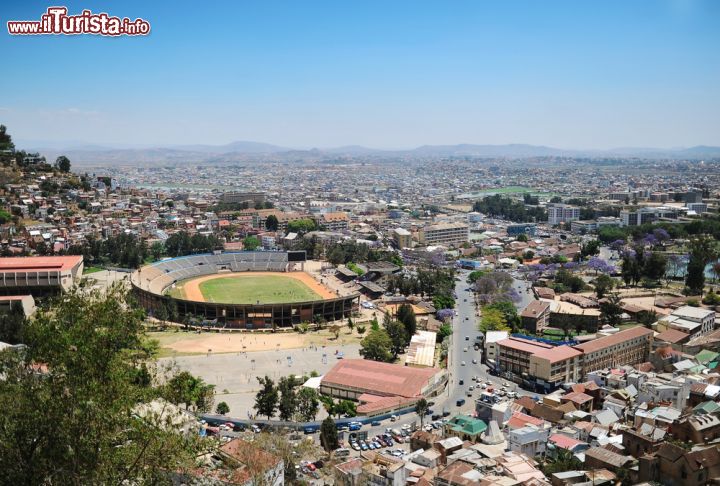 Immagine Lo stadio di Antananarivo, chiamato Stade Municipal de Mahamasima, ospita incontri di rugby e calcio - foto © KAZLOVA IRYNA / Shutterstock.com