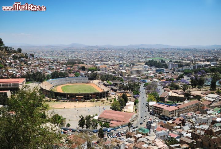 Immagine Lo stadio di Antananarivo, chiamato Stade Municipal de Mahamasima, ospita incontri di rugby e calcio - foto © KAZLOVA IRYNA / Shutterstock.com