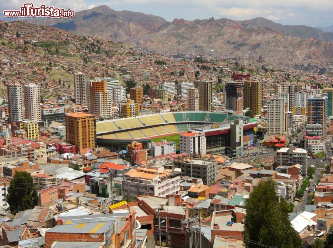 Immagine Stadio Hernando Siles a La Paz, Bolivia. Veduta dall'alto della terrazza di Kili Kili dello stadio cittadino edificato nel 1931. Ha forma ellittica e le tribune sono divise in due anelli. E' lo stadio dei club di casa Bolivar, La Paz F.C. e The Strongest. Può ospitare sino a 45 mila spettatori ed è il più grande impianto sportivo boliviano - © De Visu / Shutterstock.com