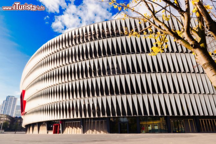 Immagine L'esterno dello stadio San Mamés ospita le partite casalinghe dell'Athletic Bilbao. Lo stadio è stat inaugurato nel 2013 - foto © Belyay / Shutterstock