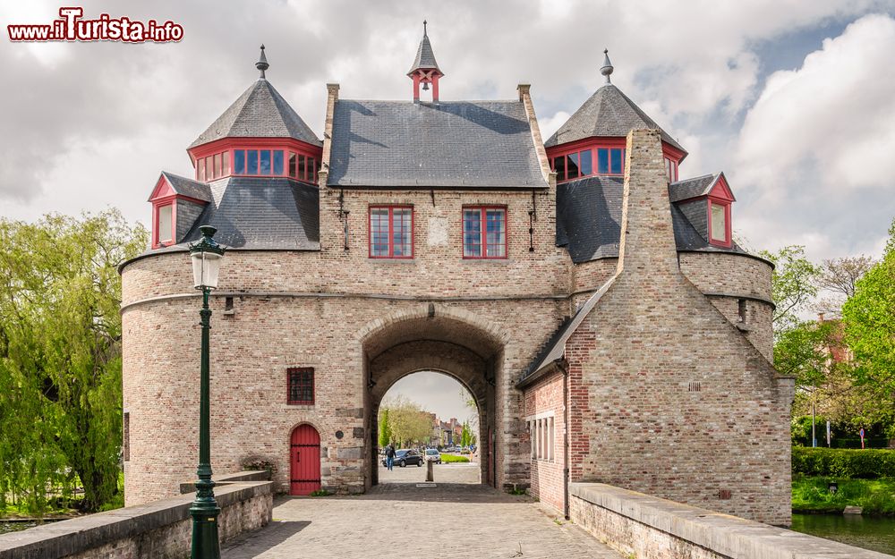 Immagine Stadspoorten van Brugge, una delle 4 porte ancora esistenti della città di Ostenda (Belgio). Sono completamente circondate dall'acqua.