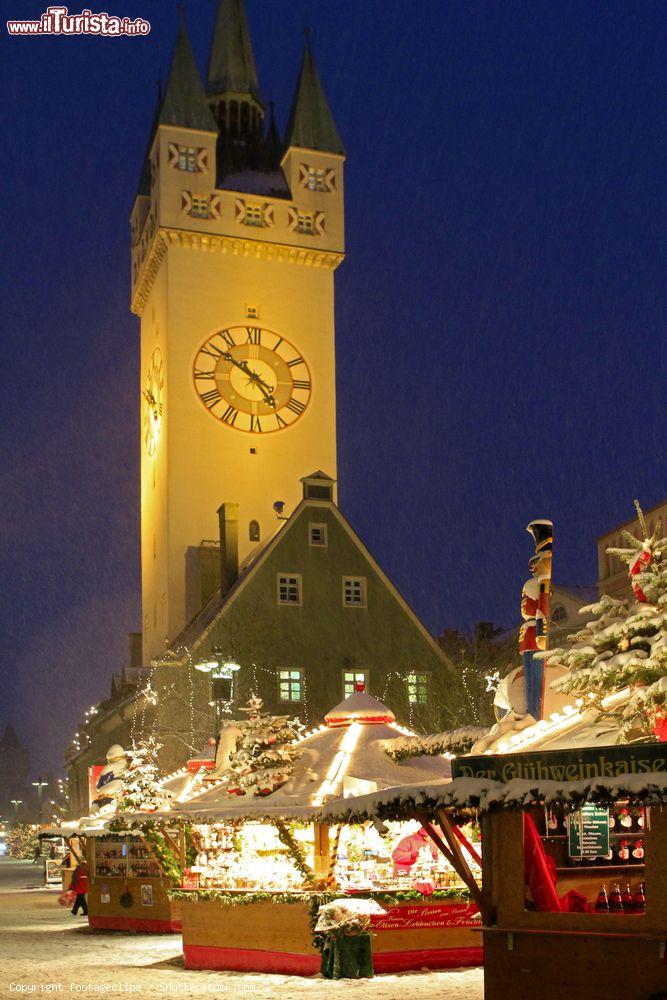 Immagine Stand al mercato di Natale illuminato di sera a Straubing, Bassa Baviera, Germania - © footageclips / Shutterstock.com