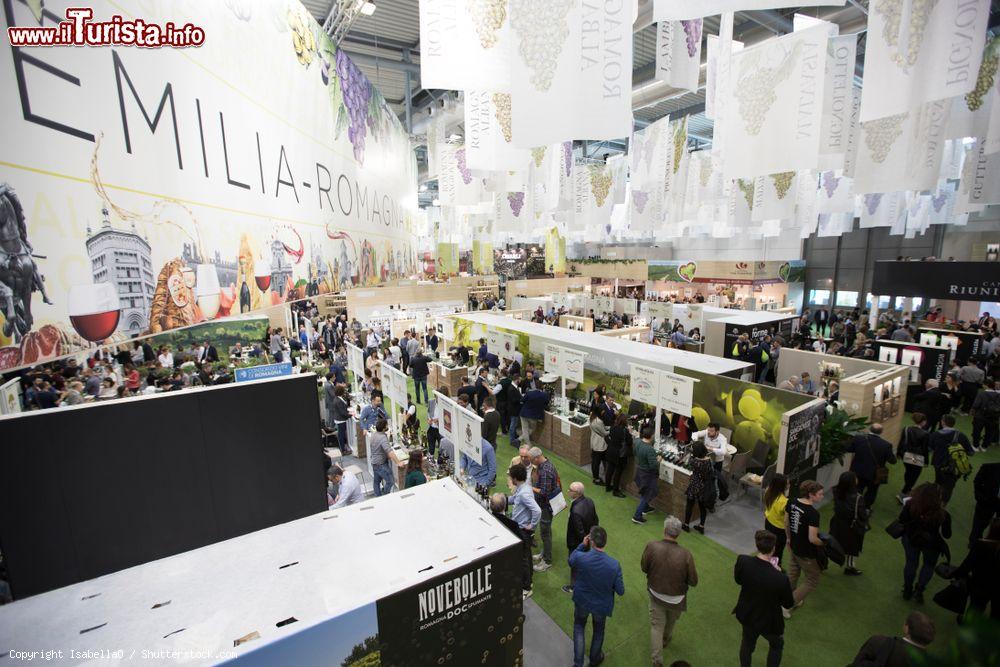 Immagine Stand Emilia-Romagna e degustazioni vino alla Fiera di Vinitaly a Verona. - © IsabellaO / Shutterstock.com