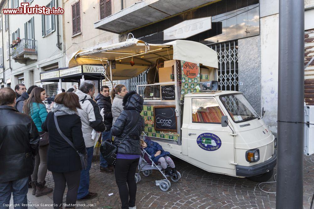 Immagine Stand gastronomico caratteristico nelle strade del centro storico di Mariano Comense - © Restuccia Giancarlo / Shutterstock.com
