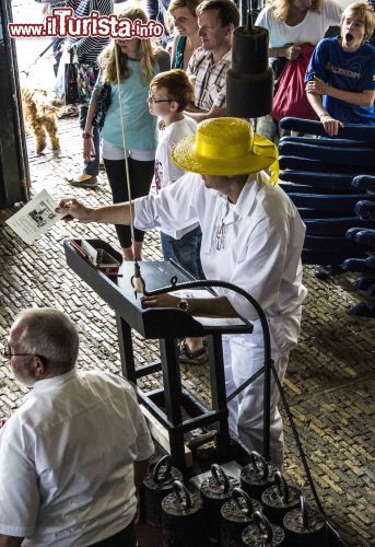 Immagine La stanza della bilancia del fomaggio, al mercato tradizionale di Alkmaar - Solitamente una forma di formaggio (il gouta), ha un peso di circa 14 kg ed è chiaro che di solito se ne acquistino dei pezzi. Per questo motivo le bilance intervengono in aiuto dei commercianti rivelando il peso specifico e di conseguenza il prezzo a cui è destinato l'acquisto del gouta - © Michela Garosi / www.thetravelover.com/it/