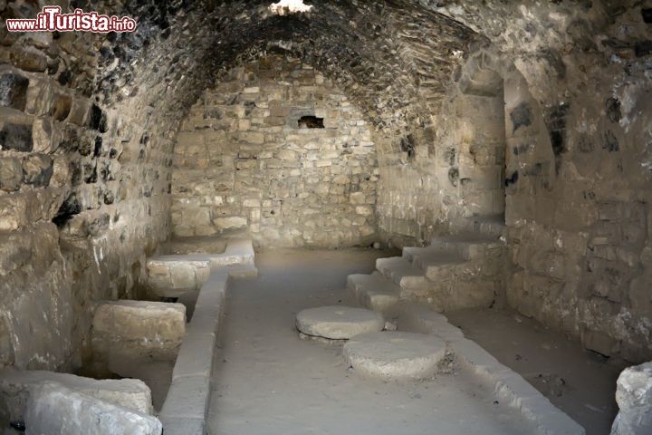 Immagine Stanze del castello di Karak, Giordania. Questa fortezza si sviluppa su sette livelli, alcuni dei quali persino scavati dentro la collina: munitevi di torcia e andate alla scoperta di stanze e corridoi bui per conoscere la storia del castello - © OPIS Zagreb / Shutterstock.com