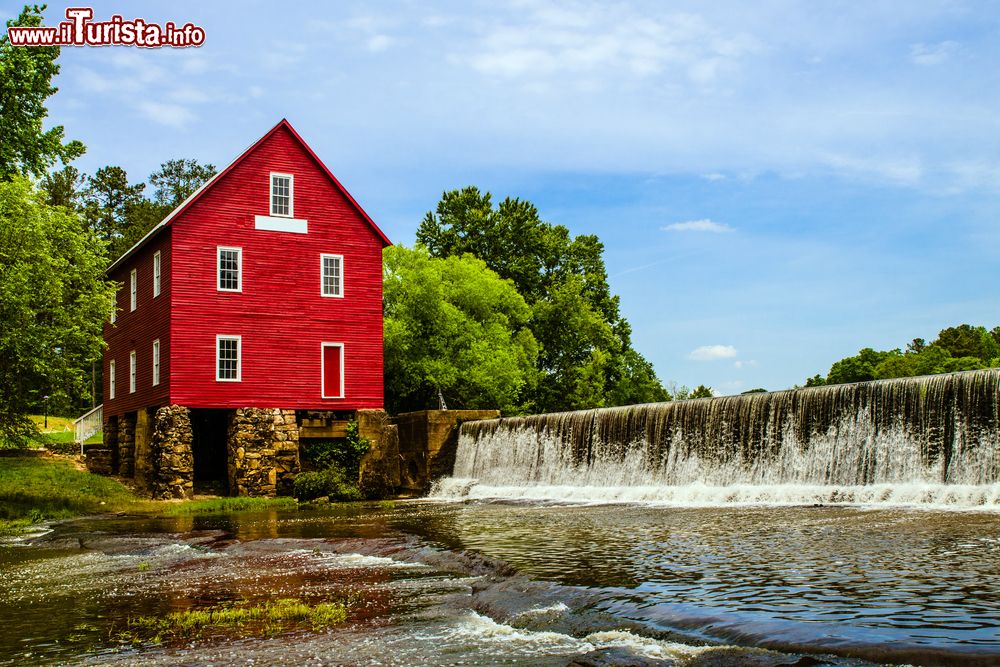 Immagine Starr's Mill, storico luogo nei pressi di Atlanta, Stati Uniti d'America. Questo luogo appartenne un tempo a Hananiah Gilcoat che costruì il primo mulino ad acqua nel 1825. L'attuale edificio rosso risale al 1907 e rimase in funzione sino al 1959 utilizzando una turbina ad acqua per macinare il grano e azionare una segheria.