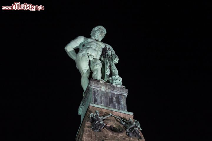 Immagine Statua di Ercole a Kassel, Germania - Nel parco che circonda il palazzo gotico di Wilhelmshoehe si trova la bella statua che ritrae Ercole: realizzata in rame, è diventata il simbolo stesso di questa città che sorge nel cuore della Germania © teka / Shutterstock.com