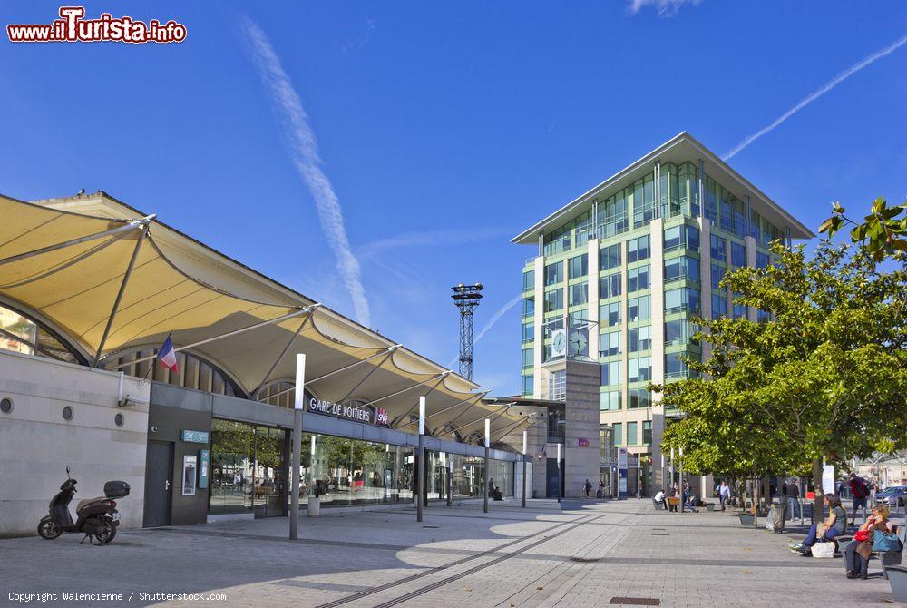 Immagine Station square con l'edificio che ospita la stazione ferroviaria a Poitiers, Francia - © Walencienne / Shutterstock.com