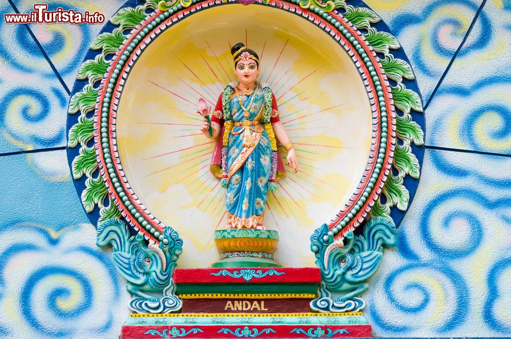 Immagine Una statua di Andal visibile nello Sri Mariamman Hindu Temple a Ho Chi Minh City, Vietnam.