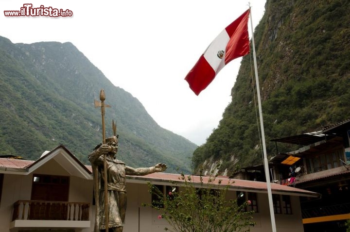 Immagine La statua dell'imperatore inca Pachacutec ad Aguas Calientes, in Plaza de Armas, accoglie i turisti al loro arrivo nella cittadina. I viaggiatori spesso si fermano solo una notte in paese prima di intraprendere l'Inca Trail - Foto © aquatic creature / Shutterstock.com