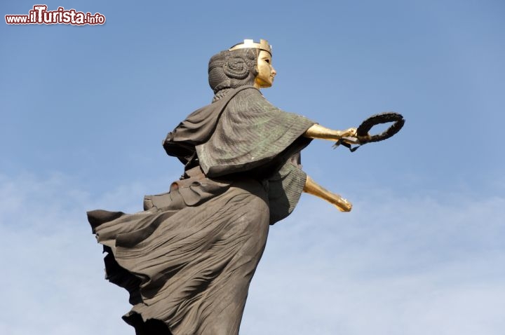 Immagine La Statua di Santa Sofia, nella capitale bulgara, domina il centro da una colonna alta 24 m. A realizzarla furono lo scultore Georgi Chapkanov e l'architetto Stanislav Kostantinov nel 2001 - © erzetic / Shutterstock.com