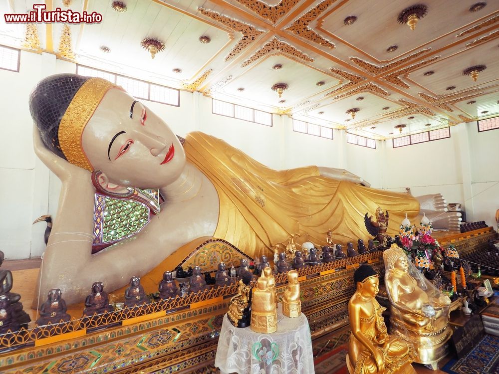 Immagine Una statua adagiata del Buddha in un tempio della provincia di Mae Hong Son, Thailandia.
