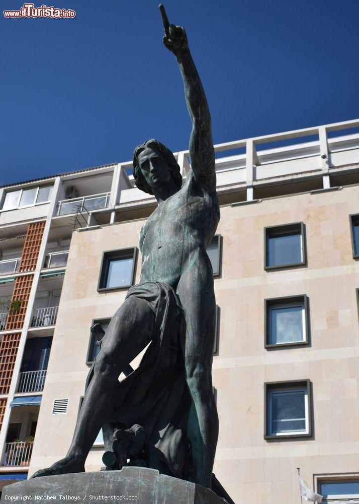 Immagine Statua al Genio della Navigazione al porto di Tolone, Francia - © Matthew Talboys / Shutterstock.com