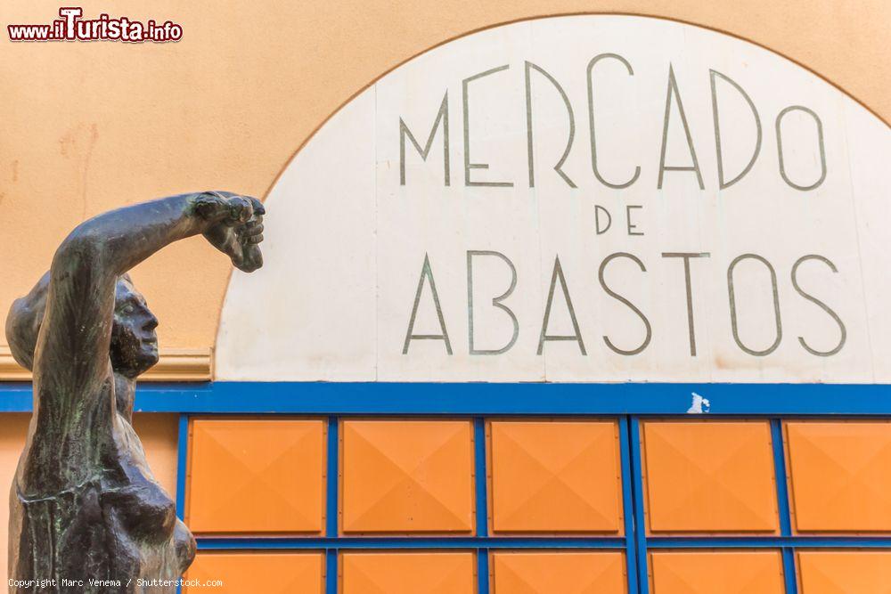 Immagine Statua al mercato Mercado de Anastos nella città di Tudela, Spagna - © Marc Venema / Shutterstock.com