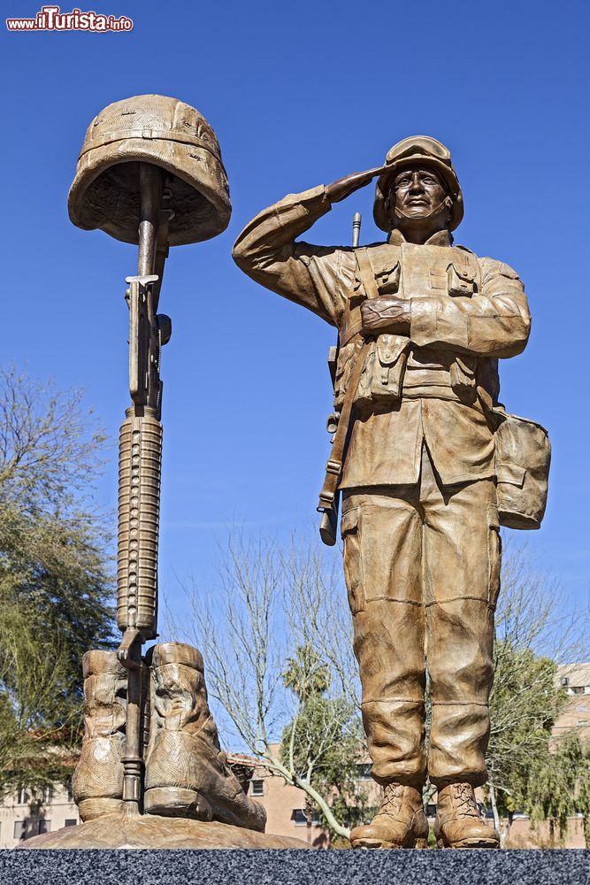 Immagine Statua al Soldato Americano all'Enduring Freedom Memorial di Phoenix: si trova vicino al Campidoglio della città (Arizona).