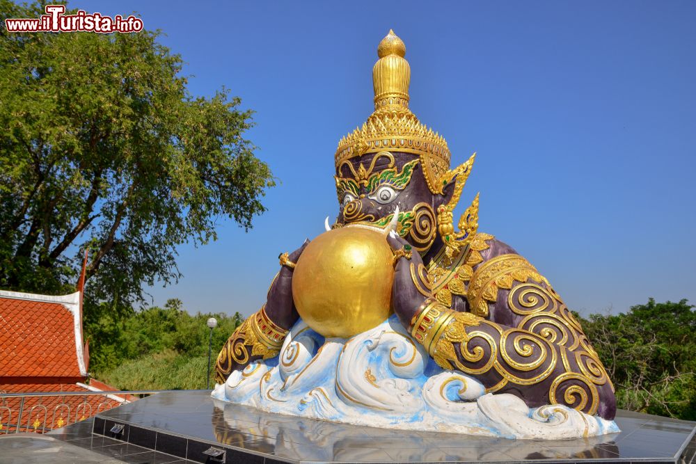 Immagine Statua al tempio di Wat Phra Loi nella città di Suphan Buri (Thailandia): una figura celestiale crea un'eclissi mangiano il sole o la luna.