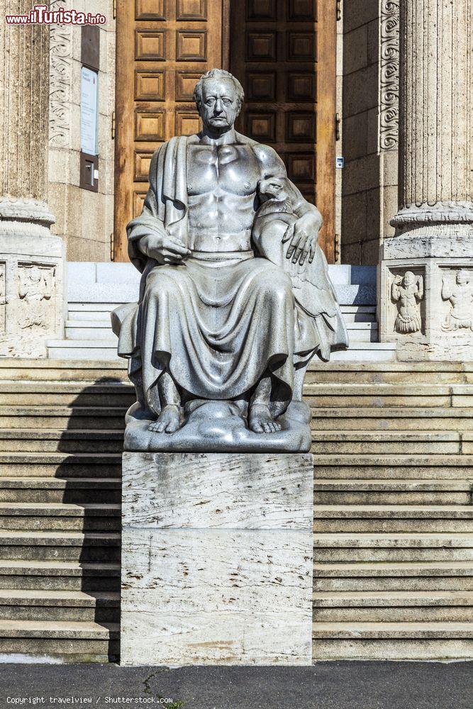 Immagine Una statua all'ingresso del Museo Wiesbaden, Germania - © travelview / Shutterstock.com