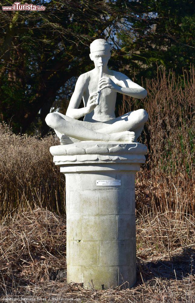 Immagine Statua allo Zuiderpark di Den Haag (Olanda): 'Orpheus in de Dessa' realizzata nel 1942 dall'olandese Lidi Buma-van Mourik Broekman - © Gabriela Beres / Shutterstock.com