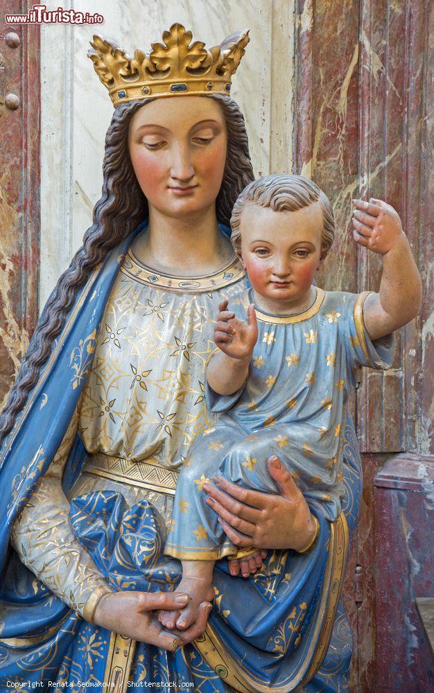 Immagine Statua barocca della Madonna col Bambino nella cattedrale gotica di San Pietro a Leuven, Belgio - © Renata Sedmakova / Shutterstock.com