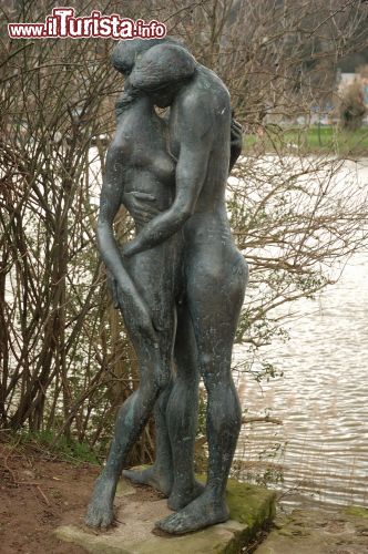 Immagine Statua bronzea a Hameln, Germania. Quest'opera scultorea realizzata in bronzo rappresenta una coppia mentre si abbraccia. La si può ammirare lungo il corso del fiume Weser - © Philip Lange / Shutterstock.com