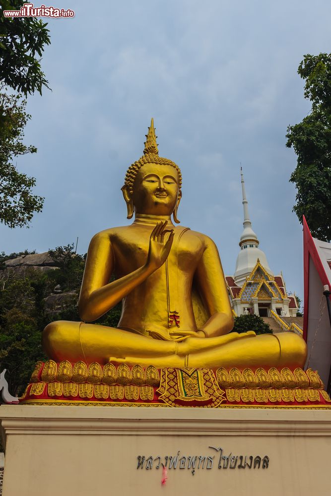 Immagine Statua del Buddha dorato al Khao Takiab Temple sulle montagne di Khao Takiab, distretto di Hua Hin, Prachuap Khiri Khan (Thailandia).