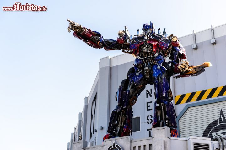 Immagine Statua Commander agli Universal Studios di Orlando, Florida - Li si può incontrare anche negli Universal Studios di Orlando: sono i Transformers, robot protagonisti di una saga di cartoni animati, fumetti, film, linee di giocattoli e videogiochi © Hattanas Kumchai / Shutterstock.com