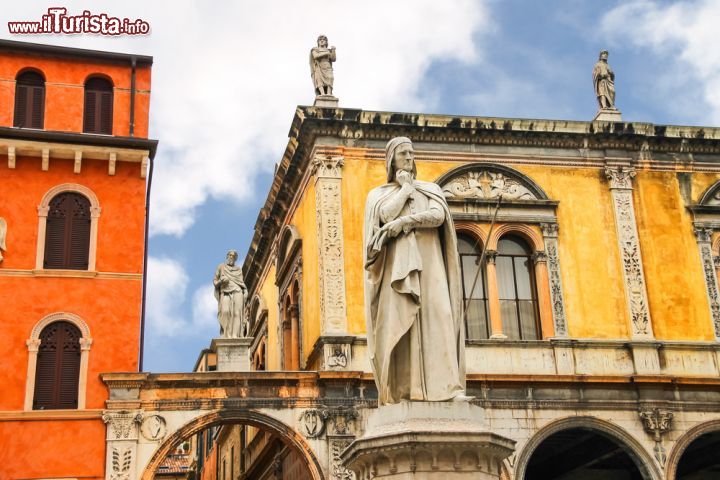 Immagine Statua di Dante Alighieri a Verona - Si trova presso Piazza dei Signori e l'immagine mostra un Sommo Poeta piuttosto pensieroso. La sua posizione non è assolutamente casuale. La sua immagine infatti, si rivolge verso i palazzi di cui Dante Alighieri fu ospite. L'artista che creò questo omaggio per tutta la città è Ugo Zannoni - © Nick_Nick / Shutterstock.com