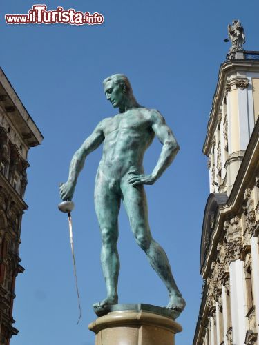 Immagine Statua di fronte all'Università di Wroclaw, Polonia - Un'opera scultorea che rappresenta un giovane uomo con spada: la statua si trova davanti all'ingresso principale dell'Università di Breslavia © inavanhateren / Shutterstock.com