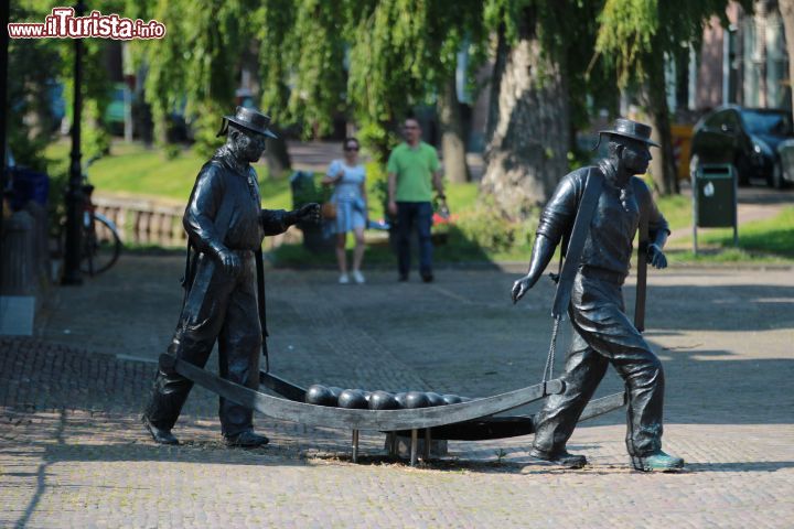 Immagine La statua dei portatori di edammer, il formaggio che ha reso famosa nel mondo Edam - © Michela Garosi / TheTraveLover.com