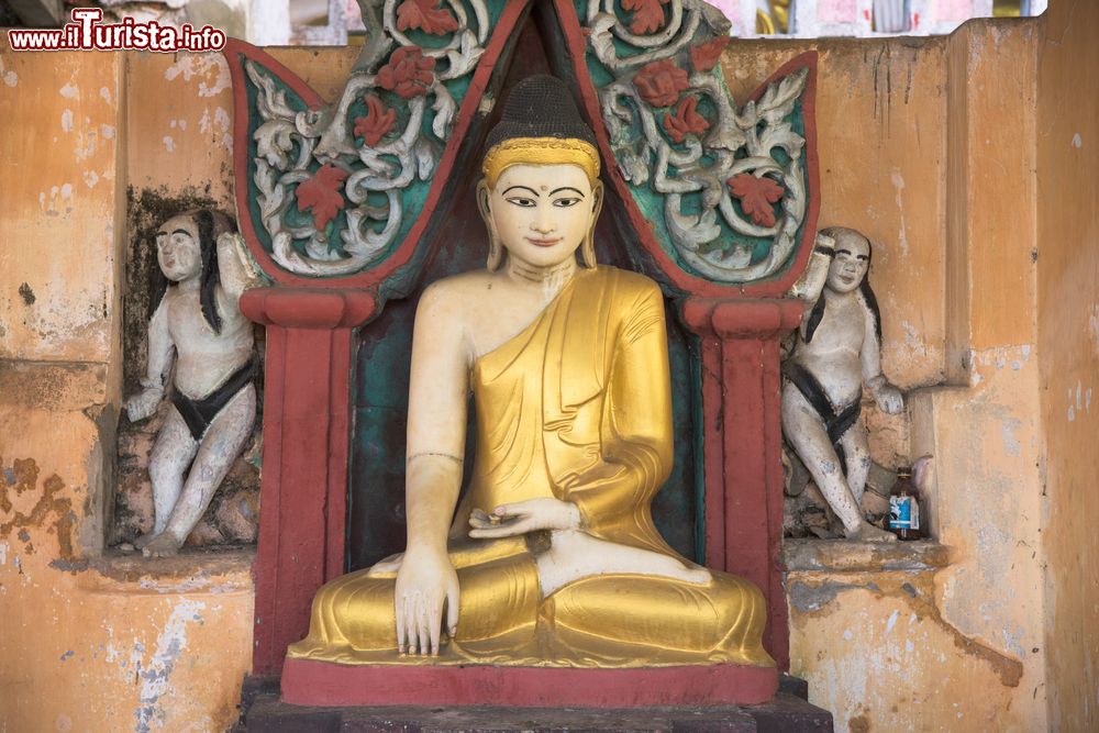 Immagine Una statua del Buddha al Wut Tite Kyoung Par Yi Yat Ti Sar Thin Tite Temple nella città di Myeik, sud del Myanmar.