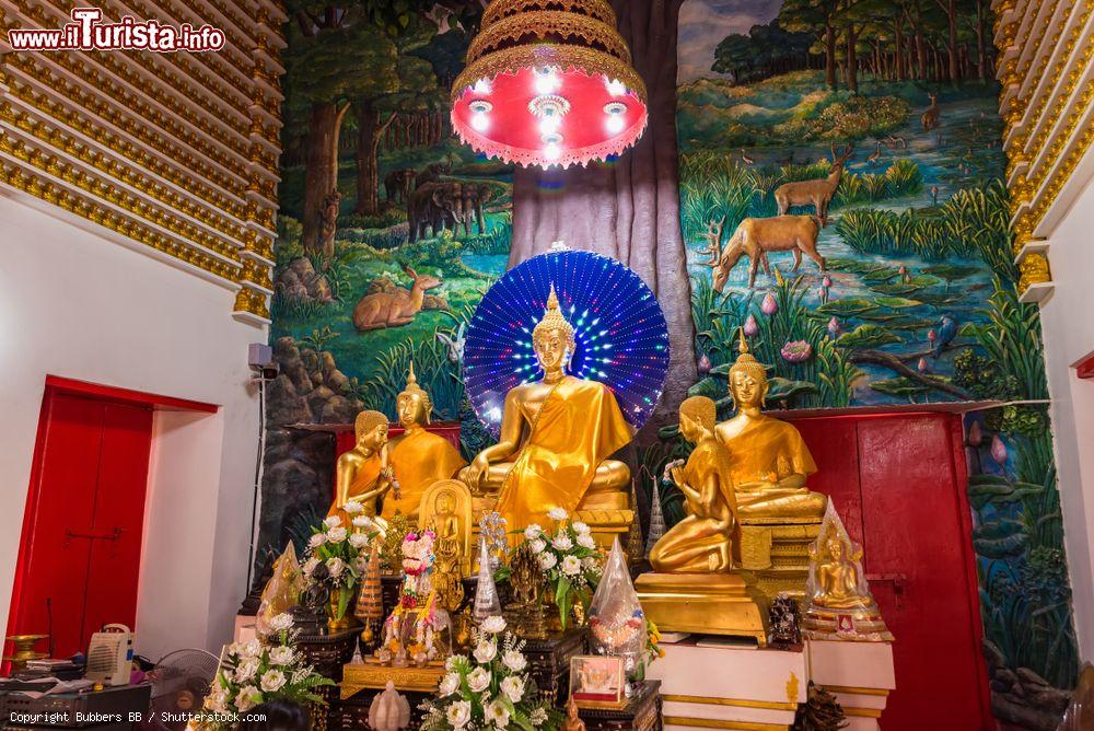 Immagine Statua del Buddha dorato al tempio di Poramai Yigawat a Nonthaburi, Thailandia. Questo tempio situato esattamente a Ko Kret presenta scritte sacre tradotte in lingua Mon in seguito a una disposizione voluta da re Rama V° - © Bubbers BB / Shutterstock.com