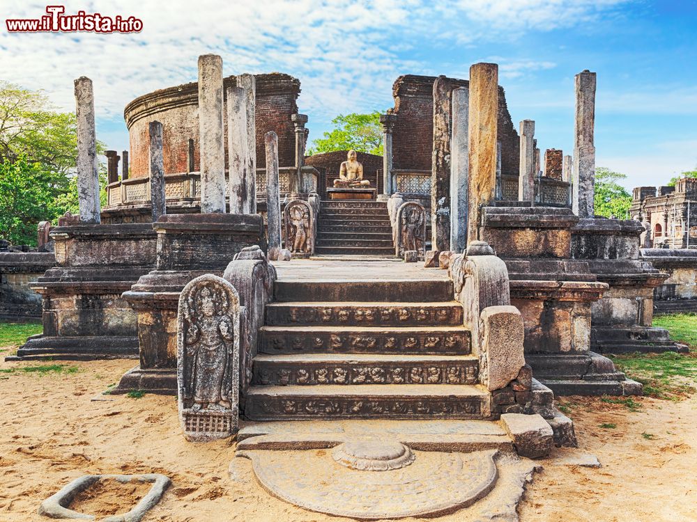 Immagine La statua del Buddha fra le rovine del Vatadage Stupa House di Polonnaruwa, Sri Lanka.