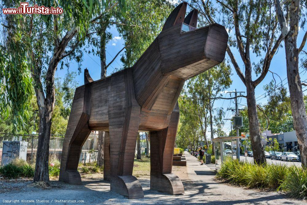 Immagine La statua del Fairfield Industrial Dog Object (FIDO) nel sobborgo di Fairfield a Melbourne (Australia)  - © Alizada Studios / Shutterstock.com