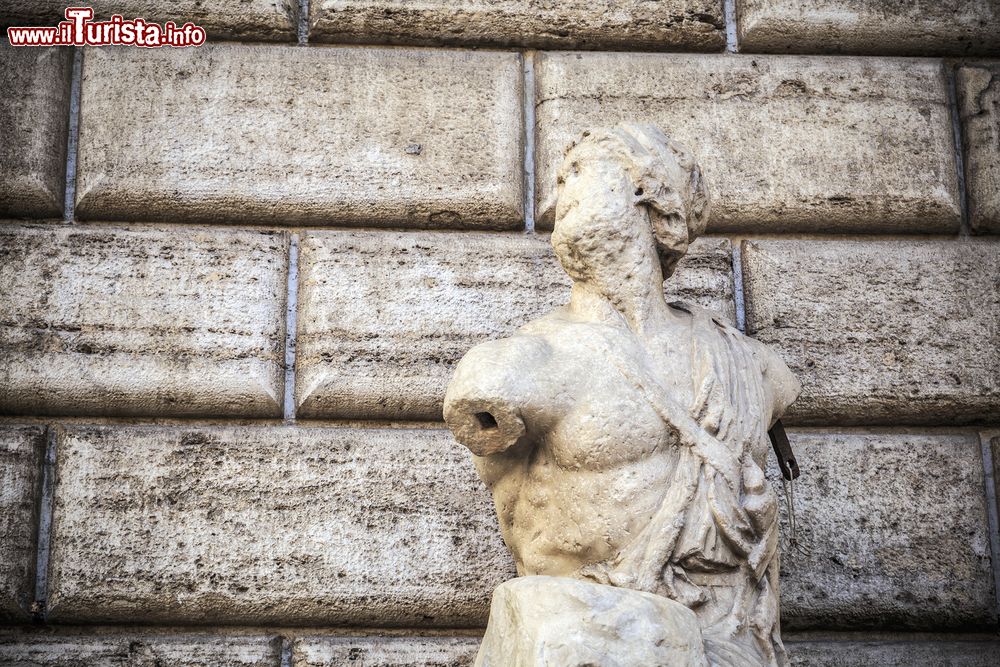 Immagine Statua del Pasquino nella piazza omonima di Roma